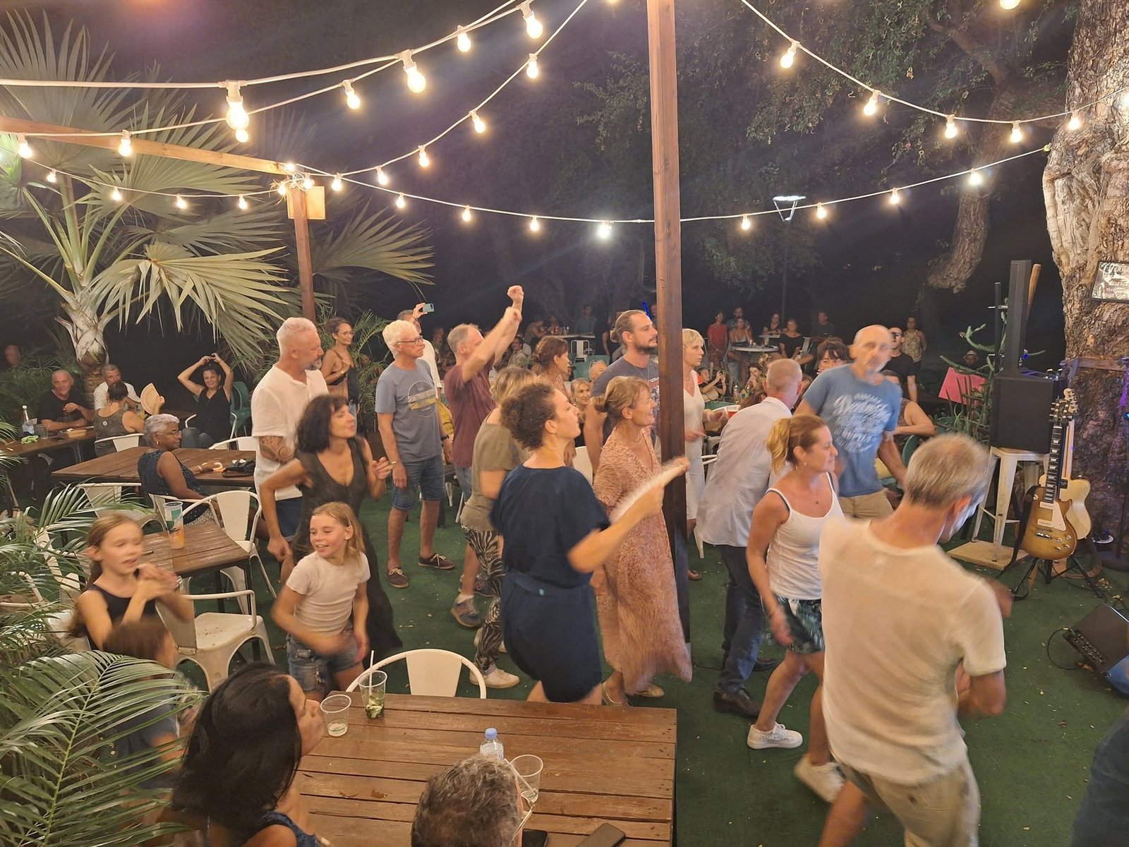 Public dansant pendant une soirée musicale chez PIRATES