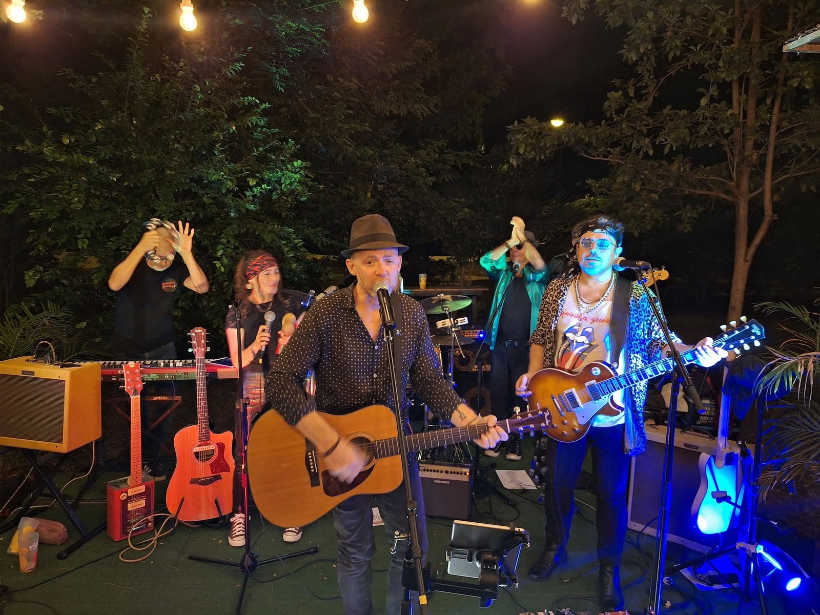 Groupe de musiciens locaux sur scène chez PIRATES