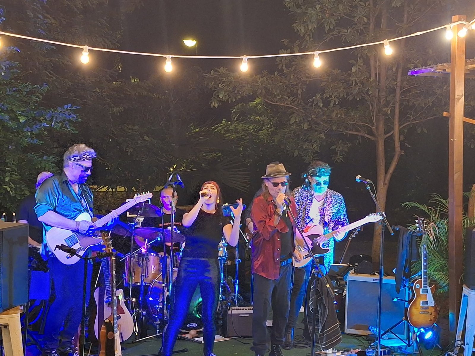 Musiciens jouant en plein air pendant un concert chez PIRATES