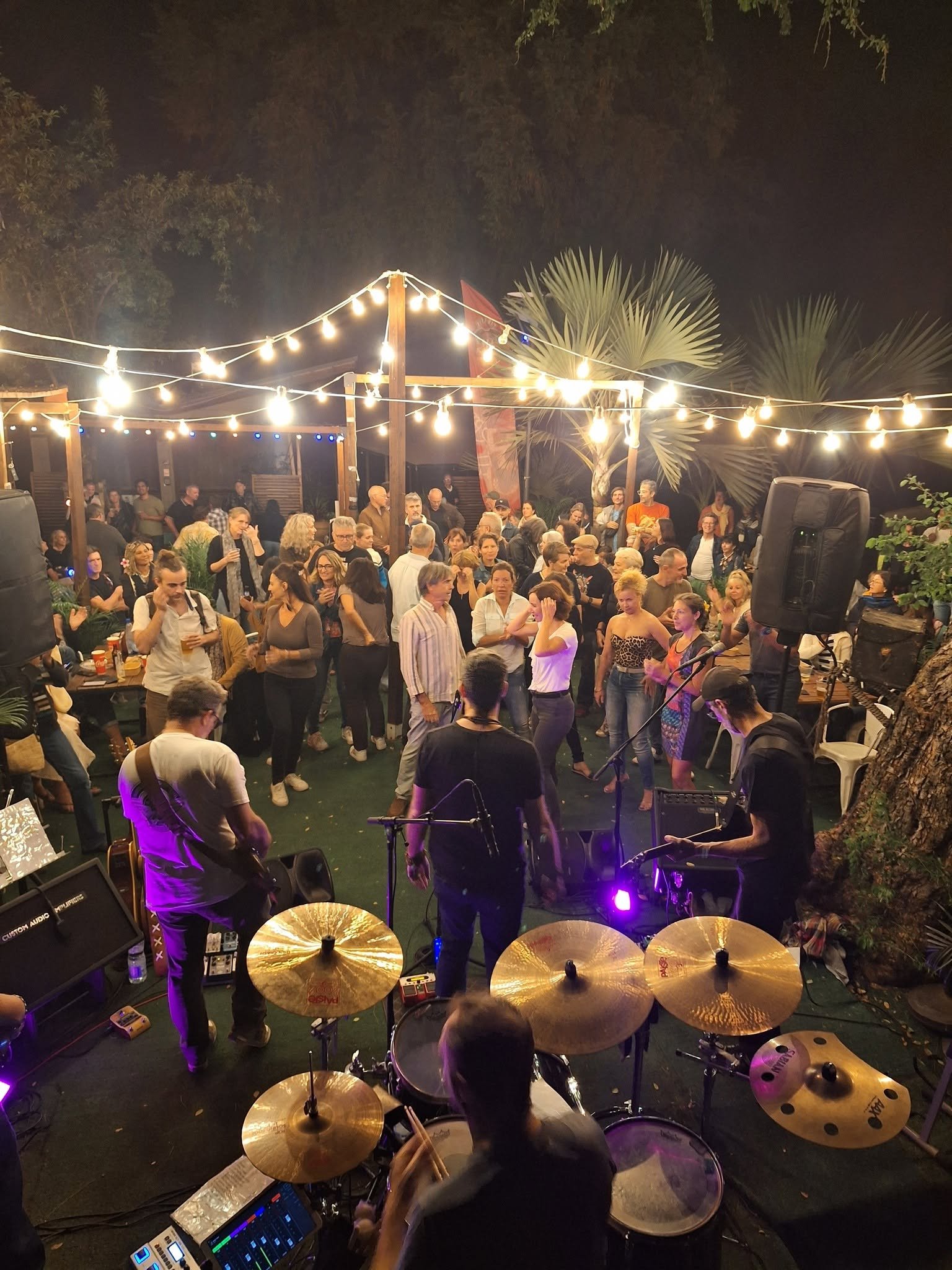 Public réuni devant la scène pendant un concert chez PIRATES