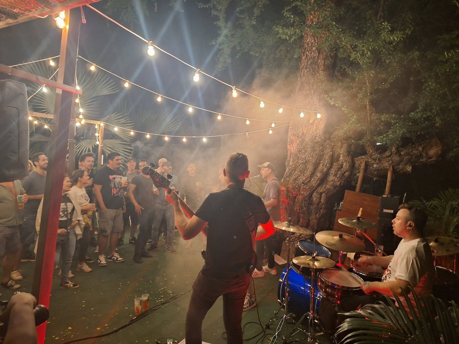 Groupe local en concert sous les lampes de la terrasse PIRATES